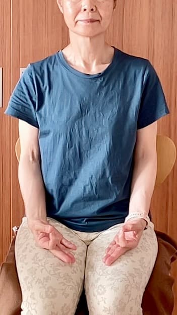 ジュニャーナ・ムドラの組み方